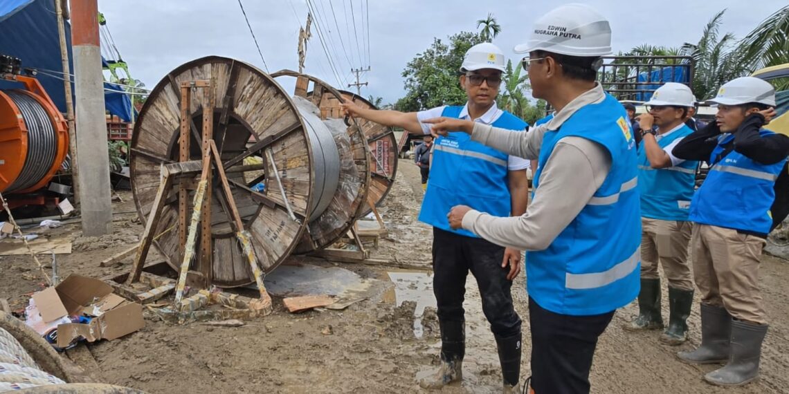 Direktur Utama PLN, Darmawan Prasodjo (kiri), Direktur Transmisi dan Perencanaan Sistem PLN, Edwin Nugraha Putra (kedua dari kiri) dan para petugas PLN ketika menyelesaikan pemasangan kabel di titik tower 142 pada jaringan transmisi Pangkalan Brandan - Langsa di Aceh Tamiang.(Foto: Istimewa)