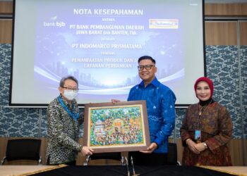 Nota Kesepahaman antara bank bjb dan PT Indomarco Prismatama (Indomaret) tentang pemanfaatan produk dan jasa layanan perbankan. Nota Kesepahaman ditandatangani oleh Direktur Pengganti Direktur Utama bank bjb Ayi Subarna, bersama Coordinator Director Indomaret sekaligus President Director PT Indoritel International Haliman Kustedjo pada Selasa, 23 Desember 2025, bertempat di Menara Indomaret, Pantai Indah Kapuk, Jakarta Utara. Turut hadir menyaksikan Direktur Konsumer dan Ritel Nunung Suhartini dan Marketing Director Indomaret Alvin Widjaja, Franchise Executive Director Indomaret Jemmy Yulianto, Marketing Director Franchise Handoko beserta jajaran manajemen dari kedua belah pihak.(Foto: Istimewa)