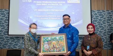 Nota Kesepahaman antara bank bjb dan PT Indomarco Prismatama (Indomaret) tentang pemanfaatan produk dan jasa layanan perbankan. Nota Kesepahaman ditandatangani oleh Direktur Pengganti Direktur Utama bank bjb Ayi Subarna, bersama Coordinator Director Indomaret sekaligus President Director PT Indoritel International Haliman Kustedjo pada Selasa, 23 Desember 2025, bertempat di Menara Indomaret, Pantai Indah Kapuk, Jakarta Utara. Turut hadir menyaksikan Direktur Konsumer dan Ritel Nunung Suhartini dan Marketing Director Indomaret Alvin Widjaja, Franchise Executive Director Indomaret Jemmy Yulianto, Marketing Director Franchise Handoko beserta jajaran manajemen dari kedua belah pihak.(Foto: Istimewa)