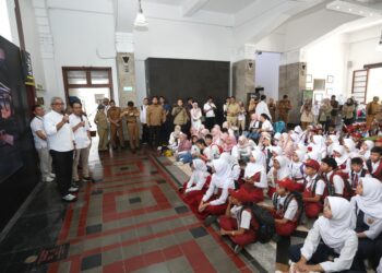 Wali Kota Bandung menyapa pengunjung Museum Geologi Kota Bandung.(Foto: Humas Pemkot Bandung)