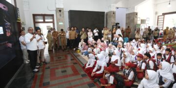 Wali Kota Bandung menyapa pengunjung Museum Geologi Kota Bandung.(Foto: Humas Pemkot Bandung)