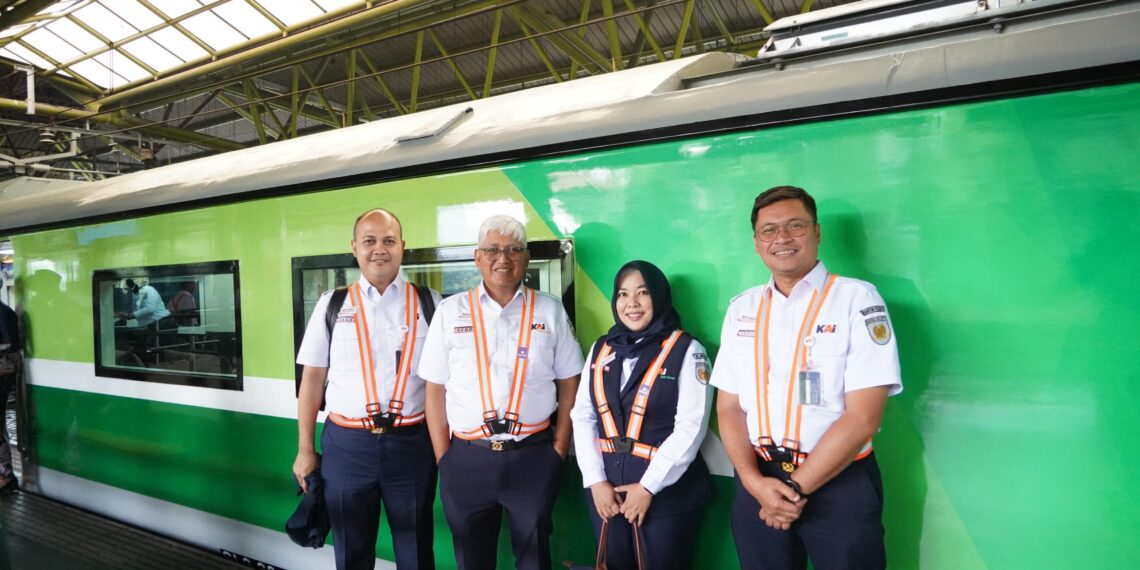 Direktur Utama KAI Wisata Hendy Helmy (kedua kiri) meninjau kesiapan infrastruktur menjelang Libur Nataru 2025/2026.(Foto: Istimewa)
