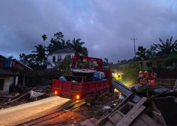 Petugas PLN mendistribusikan material perbaikan jaringan listrik via darat menuju titik terdampak bencana Sumatra Barat di Palembayan, Agam. Proses pengangkutan ini dilakukan pascadibukanya akses menuju lokasi tersebut yang sebelumnya sempat terputus.
