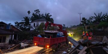 Petugas PLN mendistribusikan material perbaikan jaringan listrik via darat menuju titik terdampak bencana Sumatra Barat di Palembayan, Agam. Proses pengangkutan ini dilakukan pascadibukanya akses menuju lokasi tersebut yang sebelumnya sempat terputus.