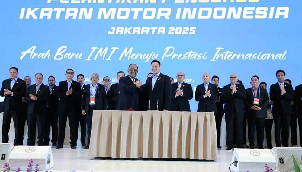 Ketua Umum (Ketum) Komite Olahraga Nasional Indonesia (KONI) Pusat Letjen TNI Purn Marciano Norman mengukuhkan dan melantik Ketua Umum Pengurus Pusat Ikatan Motor Indonesia (PP. IMI) masa bakti 2025-2030 Moreno Soeprapto dan jajarannya di Hotel Sultan, pada Minggu tanggal 30 November 2025.(Foto: Humas KONI Pusat)