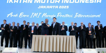 Ketua Umum (Ketum) Komite Olahraga Nasional Indonesia (KONI) Pusat Letjen TNI Purn Marciano Norman mengukuhkan dan melantik Ketua Umum Pengurus Pusat Ikatan Motor Indonesia (PP. IMI) masa bakti 2025-2030 Moreno Soeprapto dan jajarannya di Hotel Sultan, pada Minggu tanggal 30 November 2025.(Foto: Humas KONI Pusat)