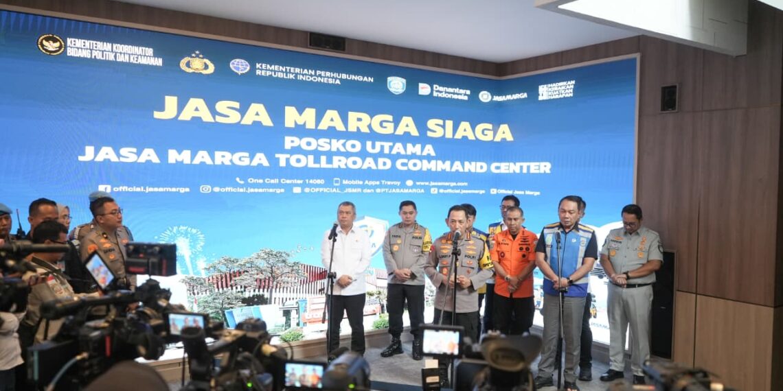Menteri Perhubungan Dudy Purwagandhi bersama Kapolri Listyo Sigit Prabowo meninjau Jasa Marga Toll Road Command Center (JMTC) di Jatiasih, Bekasi, Senin (22/12) untuk memantau pergerakan angkutan Natal 2025 dan Tahun Baru 2026 (Nataru).(Foto: Kemenhub)