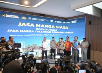 Menteri Perhubungan Dudy Purwagandhi bersama Kapolri Listyo Sigit Prabowo meninjau Jasa Marga Toll Road Command Center (JMTC) di Jatiasih, Bekasi, Senin (22/12) untuk memantau pergerakan angkutan Natal 2025 dan Tahun Baru 2026 (Nataru).(Foto: Kemenhub)