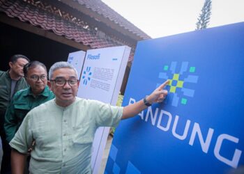 Wali Kota Bandung Muhammad Farhan menunjuk logo baru city branding Kota Bandung.(Foto: Humas Pemkot Bandung)
