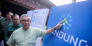 Wali Kota Bandung Muhammad Farhan menunjuk logo baru city branding Kota Bandung.(Foto: Humas Pemkot Bandung)
