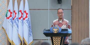 Menteri Perindustrian Agus Gumiwang Kartasasmita saat membuka kegiatan Kemitraan IKM Alat Angkut dengan Industri Besar (Link and Match) 2025 di Jakarta, Selasa (2/12).(Foto: Dok. Kemenperin)