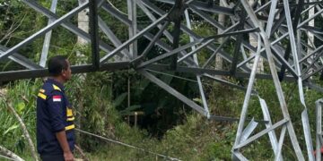 Menteri Energi dan Sumber Daya Mineral (ESDM) Bahlil Lahadalia melakukan kunjungan kerja ke Kabupaten Bireuen, Provinsi Aceh pada Selasa (2/12) untuk meninjau langsung kondisi infrastruktur ketenagalistrikan yang terdampak banjir dan longsor serta memastikan percepatan pemulihan pasokan listrik di wilayah tersebut.(Foto: Dok. Kementerian ESDM)