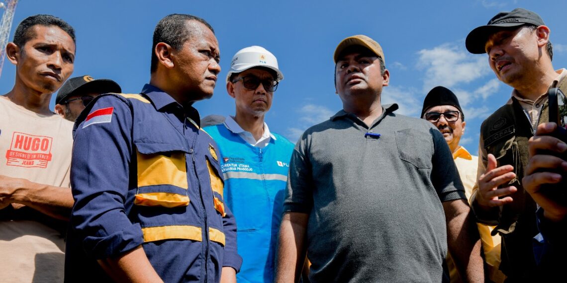 Menteri Energi dan Sumber Daya Mineral (ESDM) Bahlil Lahadalia (kedua kiri) saat meninjau kawasan bencana Sumatera.(Foto: Humas Kementerian ESDM)