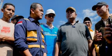 Menteri Energi dan Sumber Daya Mineral (ESDM) Bahlil Lahadalia (kedua kiri) saat meninjau kawasan bencana Sumatera.(Foto: Humas Kementerian ESDM)