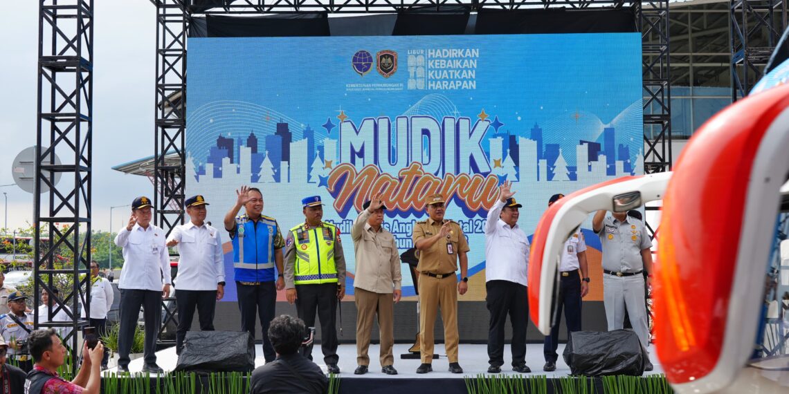 Menteri Perhubungan Dudy Purwagandhi melepas keberangkatan Peserta Mudik Gratis Natal 2025 dan Tahun Baru 2026 dengan Angkutan Jalan yang diselenggarakan Kementerian Perhubungan di Terminal Terpadu Pulo Gebang Jakarta, Selasa (23/12).(Foto: Dok. Kemenhub)