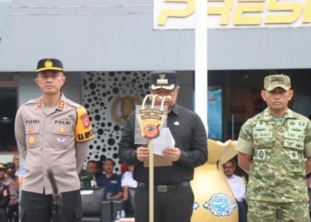 Bupati Garut Abdusy Syakur Amin dIdampingi Kapolres Garut AKBP Yugi Bayu Hendarto dan Kasdim 0611 Garut Mayor Inf. Dedi Irianto, memimpin Apel Gelar Pasukan Operasi Lilin Lodaya 2025 di Mapolres Garut Jum'at (19/12/2025).(Foto: Humas Pemkab Garut)