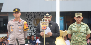 Bupati Garut Abdusy Syakur Amin dIdampingi Kapolres Garut AKBP Yugi Bayu Hendarto dan Kasdim 0611 Garut Mayor Inf. Dedi Irianto, memimpin Apel Gelar Pasukan Operasi Lilin Lodaya 2025 di Mapolres Garut Jum'at (19/12/2025).(Foto: Humas Pemkab Garut)