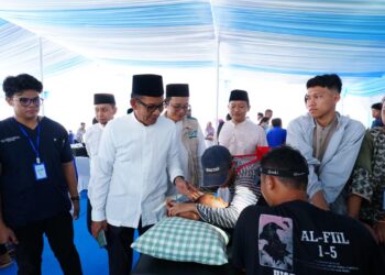General Manager PLN UID Jakarta Raya, Moch. Andy Adchaminoerdin, memantau langsung pelaksanaan Khitan Sehat Generasi Hebat. Didampingi Ketua YBM PLN UID Jakarta Raya, Frans Handoko, dan jajaran manajemen, Andy memastikan setiap peserta mendapatkan pelayanan yang aman dan nyaman.