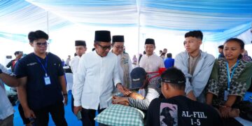 General Manager PLN UID Jakarta Raya, Moch. Andy Adchaminoerdin, memantau langsung pelaksanaan Khitan Sehat Generasi Hebat. Didampingi Ketua YBM PLN UID Jakarta Raya, Frans Handoko, dan jajaran manajemen, Andy memastikan setiap peserta mendapatkan pelayanan yang aman dan nyaman.
