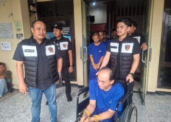 Unit 1 Satreskrim Polres Indramayu menggelandang pelaku pecah kaca yang berhasil dibekuk dari pelariannya.(Foto: Istimewa)