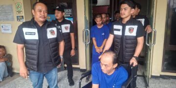 Unit 1 Satreskrim Polres Indramayu menggelandang pelaku pecah kaca yang berhasil dibekuk dari pelariannya.(Foto: Istimewa)