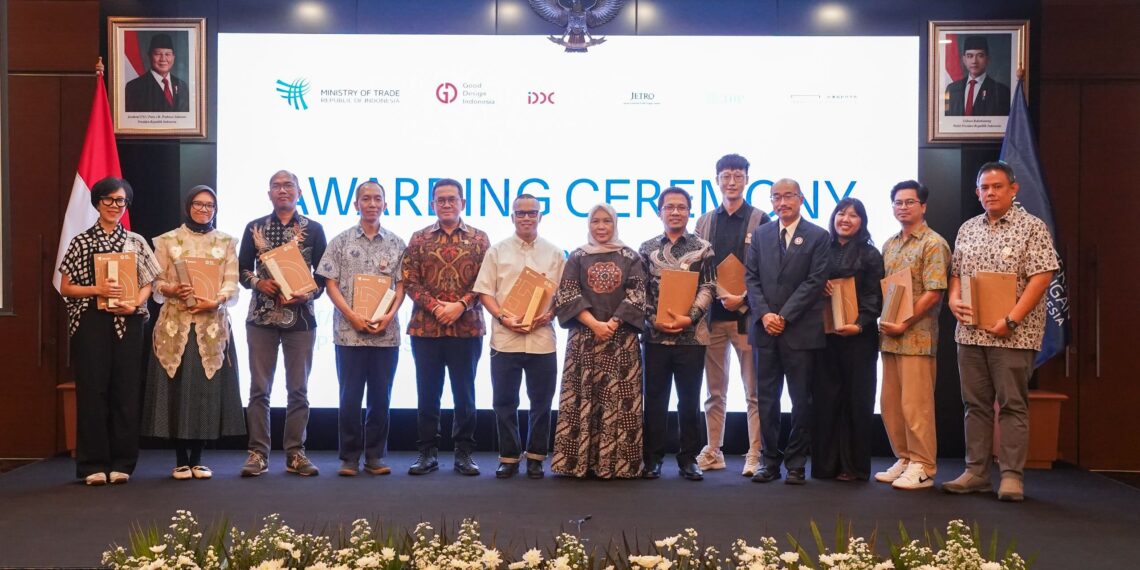 Menteri Perdagangan, Budi Santoso menyerahkan penghargaan kepada para desainer/pemilik produk pemenang ajang Good Design Indonesia (GDI) 2025 di Kantor Kementerian Perdagangan, Jakarta, Kamis (4/12/2025).(Foto: Dok. Kemendag)