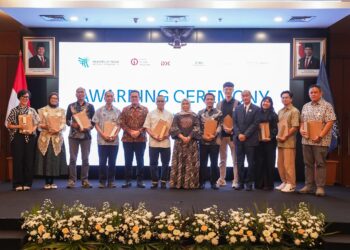 Menteri Perdagangan, Budi Santoso menyerahkan penghargaan kepada para desainer/pemilik produk pemenang ajang Good Design Indonesia (GDI) 2025 di Kantor Kementerian Perdagangan, Jakarta, Kamis (4/12/2025).(Foto: Dok. Kemendag)