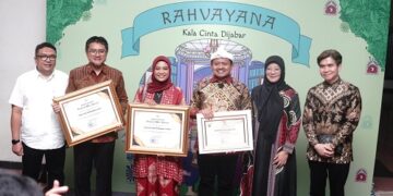 Bupati Sumedang Dony Ahmad Munir (ketiga dari kanan) saat menerima penghargaan.(Foto: Humas Pemkab Sumedang)