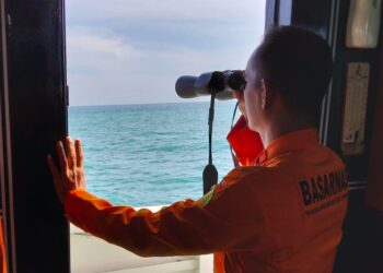 Tim Rescue Pos SAR Cirebon, RBB Bandung 03, KN SAR Setyaki 202 melaksanakan pencarian terhadap ABK kapal nelayan KM. Putri Lancar Samudera B GT-14 yang tenggelam di laut Jawa, Perairan Indramayu Kab. Indramayu pasca tersapu ombak pada Senin (15/12) sekitar pukul 02.00 WIB dini hari.(Foto: Istimewa)