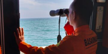 Tim Rescue Pos SAR Cirebon, RBB Bandung 03, KN SAR Setyaki 202 melaksanakan pencarian terhadap ABK kapal nelayan KM. Putri Lancar Samudera B GT-14 yang tenggelam di laut Jawa, Perairan Indramayu Kab. Indramayu pasca tersapu ombak pada Senin (15/12) sekitar pukul 02.00 WIB dini hari.(Foto: Istimewa)