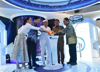 Wisata edukasi Chocolatos X Quest diresmikan dengan menekan tombol sirine oleh Gubernur Jawa Barat Dedi Mulyadi didampingi Bupati Sumedang Dony Ahmad Munir, Direktur Utama Garuda Food Hardianto Atmadja dan Brand Amabassador Chocolatos Cinta Laura, Selasa (2/12/2025). (Foto: Humas Pemkab Sumedang)