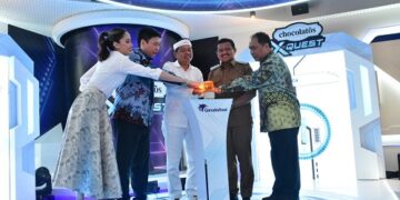 Wisata edukasi Chocolatos X Quest diresmikan dengan menekan tombol sirine oleh Gubernur Jawa Barat Dedi Mulyadi didampingi Bupati Sumedang Dony Ahmad Munir, Direktur Utama Garuda Food Hardianto Atmadja dan Brand Amabassador Chocolatos Cinta Laura, Selasa (2/12/2025). (Foto: Humas Pemkab Sumedang)