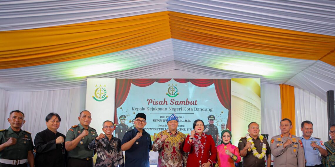 Acara pisah sambut di Kantor Kejaksaan Negeri Kota Bandung, Kamis, 18 Desember 2025.(Foto: Humas Pemkot Bandung)