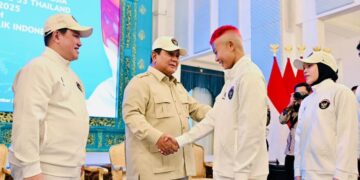 Presiden Republik Indonesia Prabowo Subianto didampingi Menpora Erick Thohir dan Wamenpora Taufik Hidayat secara resmi melepas kontingen Indonesia ke ajang olahraga terbesar Asia Tenggara ke-33 SEA Games Tahun 2025 Thailand di Istana Medeka, Jakarta, Jumat (5/12) sore.(foto:BPMI)