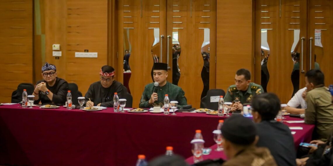 Rapat koordinasi 28 November 2025 disepakati PKL tetap dapat berjualan selama tidak menghalangi jalur operasional Bandung Rapod Transit (BRT) dan tidak melanggar ketentuan tata ruang.(Foto: Humas Pemkot Bandung)