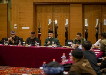 Rapat koordinasi 28 November 2025 disepakati PKL tetap dapat berjualan selama tidak menghalangi jalur operasional Bandung Rapod Transit (BRT) dan tidak melanggar ketentuan tata ruang.(Foto: Humas Pemkot Bandung)