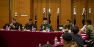 Rapat koordinasi 28 November 2025 disepakati PKL tetap dapat berjualan selama tidak menghalangi jalur operasional Bandung Rapod Transit (BRT) dan tidak melanggar ketentuan tata ruang.(Foto: Humas Pemkot Bandung)