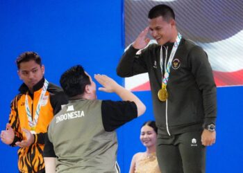 Misi lifter andalan merah putih, Letda TNI Rizki Juniansyah , untuk kembali mempersembahkan medali emas dan pecahkan rekor terwujud saat turun di kelas 79 kg putra SEA Games 2025, Senin (15/12).(foto:fajar/kemenpora.go.id)