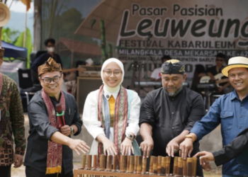 Wakil Bupati Garut, Putri Karlina, menghadiri acara Pasar Pasisian Leuweung sekaligus peringatan Milangkala Desa Mekarsari ke-42 yang digelar di Lapangan Kontes Kicau Burung, Desa Mekarsari, Kecamatan Selaawi, Sabtu (20/12/2025). ‎(Foto: Anggana Mulia/ Diskominfo Kab. Garut)