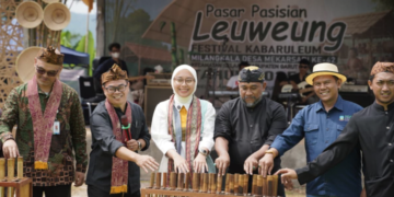 Wakil Bupati Garut, Putri Karlina, menghadiri acara Pasar Pasisian Leuweung sekaligus peringatan Milangkala Desa Mekarsari ke-42 yang digelar di Lapangan Kontes Kicau Burung, Desa Mekarsari, Kecamatan Selaawi, Sabtu (20/12/2025). ‎(Foto: Anggana Mulia/ Diskominfo Kab. Garut)