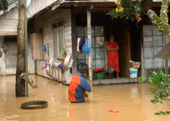 Foto : Tim BPBD Kabupaten Hulu Sungai Tengah melakukan kaji cepat dan evakuasi di lokasi terdampak banjir, yang merendam sejumlah desa pada Sabtu (27/12). (BPBD Kabupaten Hulu Sungai Tengah)