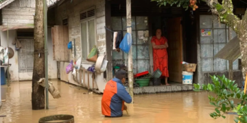 Foto : Tim BPBD Kabupaten Hulu Sungai Tengah melakukan kaji cepat dan evakuasi di lokasi terdampak banjir, yang merendam sejumlah desa pada Sabtu (27/12). (BPBD Kabupaten Hulu Sungai Tengah)