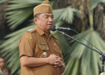 Bupati Garut, Abdusy Syakur Amin, memimpin apel gabungan terakhir di tahun 2025 yang digelar di Lapangan Sekretariat Daerah (Setda) Kabupaten Garut, Jalan Pembangunan, Kecamatan Tarogong Kidul, Senin (29/12/2025). ‎(Foto: Muhamad Azi Zulhakim/ Diskominfo Kab. Garut)