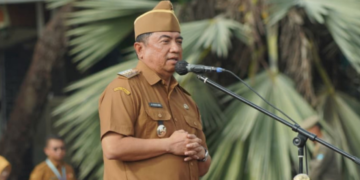 Bupati Garut, Abdusy Syakur Amin, memimpin apel gabungan terakhir di tahun 2025 yang digelar di Lapangan Sekretariat Daerah (Setda) Kabupaten Garut, Jalan Pembangunan, Kecamatan Tarogong Kidul, Senin (29/12/2025). ‎(Foto: Muhamad Azi Zulhakim/ Diskominfo Kab. Garut)