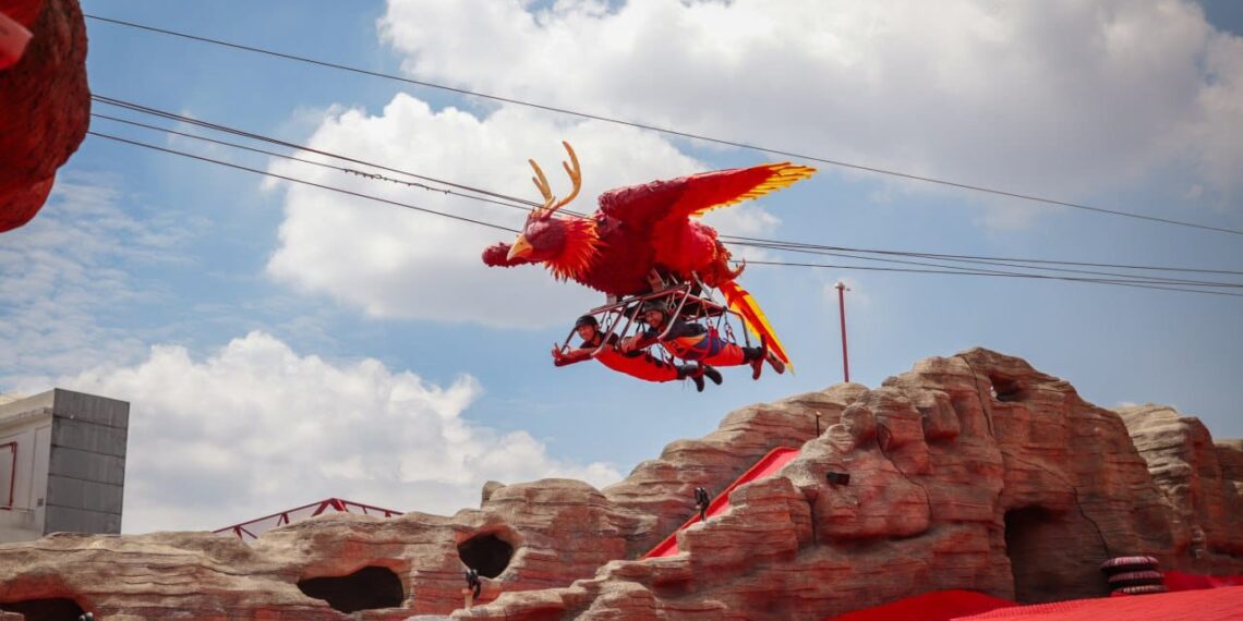 Skyward Project yang berlokasi di Rooftop 23 Paskal Mall ini, memadukan unsur sejarah, teknologi, dan narasi petualangan dalam satu ruang rekreasi yang atraktif dan edukatif.(Foto: Humas Pemkot Bandung)