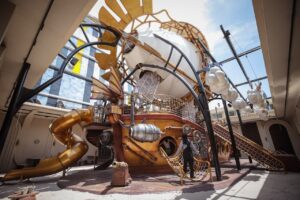 Skyward Project yang berlokasi di Rooftop 23 Paskal Mall ini, memadukan unsur sejarah, teknologi, dan narasi petualangan dalam satu ruang rekreasi yang atraktif dan edukatif.(Foto: Humas Pemkot Bandung)