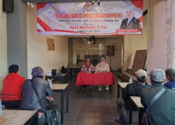 Anggota Komite III Dewan Perwakilan Daerah (DPD) Republik Indonesia (RI) Daerah Pemilihan Jawa Barat (Jabar) Agita Nurfianti (duduk kanan) melakukan sosialisasi Pilar-Pilar Berbangsa dan Bernegara kepada PKL se-Kota Bandung, Sabtu (13/12), di Bandung, Jabar.(Foto: Istimewa)