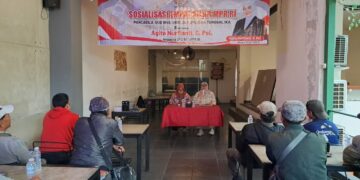 Anggota Komite III Dewan Perwakilan Daerah (DPD) Republik Indonesia (RI) Daerah Pemilihan Jawa Barat (Jabar) Agita Nurfianti (duduk kanan) melakukan sosialisasi Pilar-Pilar Berbangsa dan Bernegara kepada PKL se-Kota Bandung, Sabtu (13/12), di Bandung, Jabar.(Foto: Istimewa)