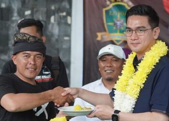Wakil Bupati Sumedang M Fajar Aldia menghadiri hari ulang tahun ke7 Jatinangor Ojek Online Club (JOOC) di Sabusu Jatinangor, Sabtu (20/12/2025).(Foto: Humas Pemkab Sumedang)