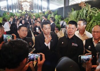 Wakil Menteri Pemuda dan Olahraga (Wamenpora) RI Taufik Hidayat menghadiri acara Jersey Collection by Sarinah X Mills Team Indonesia SEA Games Thailand 2025 Curated By Didit Hediprasetyo Foundation di Terminal 1C, Soekarno-Hatta International Airport, Tangerang, Banten, Senin (1/12) pagi.(foto:raiky/kemenpora.go.id)